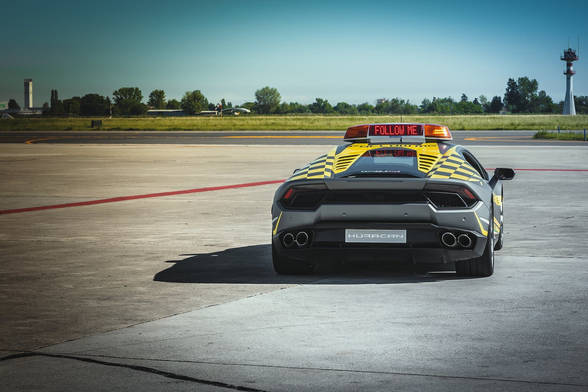 Follow me Lamborghini Huracán guiding an aircraft